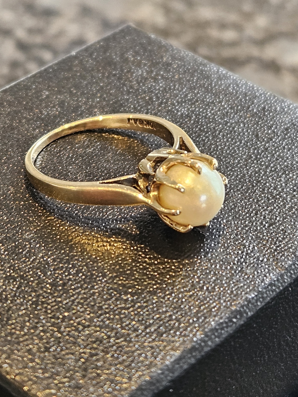 Elegant Gold Pearl Solitaire Ring - Classic Women's Jewelry